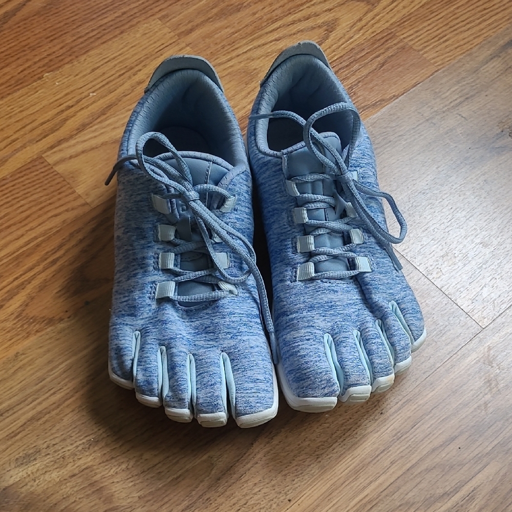 Peluva 9 Blue and White Athletic Shoes with Toe Compartments